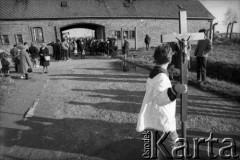 05.11.1989, Oświęcim, Polska.
KL Auschwitz Birkenau. Droga krzyżowa. Wartownia i brama główna. 
Fot. Piotr Dylik, zbiory Ośrodka KARTA