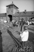05.11.1989, Oświęcim, Polska.
KL Auschwitz Birkenau. Droga krzyżowa. Wartownia i brama główna.  
Fot. Piotr Dylik, zbiory Ośrodka KARTA