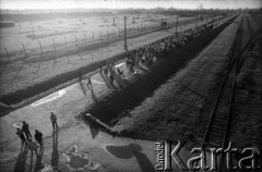 05.11.1989, Oświęcim, Polska.
KL Auschwitz Birkenau. Droga krzyżowa. Droga i tory kolejowe, bocznica obozowa. Rampa kolejowa. Z lewej ogrodzenie obozu. 
Fot. Piotr Dylik, zbiory Ośrodka KARTA