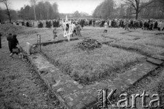 05.11.1989, Oświęcim, Polska.
KL Auschwitz Birkenau. Droga krzyżowa. Pielgrzymka wiernych. Ruiny komory gazowej -  Biały Domek - Bunkier nr 2. Tablica pamiątkowa błogosławionej Edyty Stein. Gwiazda Dawida. 
Fot. Piotr Dylik, zbiory Ośrodka KARTA