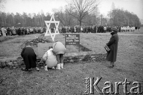 05.11.1989, Oświęcim, Polska.
KL Auschwitz Birkenau. Droga krzyżowa. Pielgrzymka wiernych. Ruiny komory gazowej - Biały Domek  - Bunkier nr 2. Tablica pamiątkowa bł. Edyty Stein. Gwiazda Dawida.
Fot. Piotr Dylik, zbiory Ośrodka KARTA