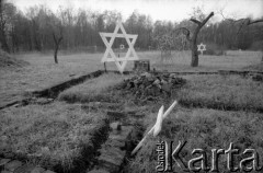 05.11.1989, Oświęcim, Polska.
KL Auschwitz Birkenau. Ruiny komory gazowej - Biały Domek -  Bunkier nr 2. Gwiazdy Dawida. Krzyż.
Fot. Piotr Dylik, zbiory Ośrodka KART