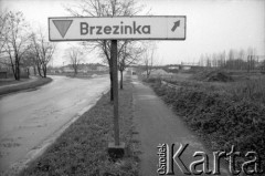 05.11.1989, Oświęcim, Polska.
Kierunkowskaz do KL Auschwitz Birkenau. 
Fot. Piotr Dylik, zbiory Ośrodka KARTA