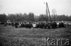 1987, Oświęcim, Polska.
KL Auschwitz Birkenau. Droga krzyżowa. Uczestnicy pielgrzymki klęczą obok ruin budynków obozowych. Gwiazda Dawida.
Fot. Piotr Dylik, zbiory Ośrodka KARTA