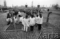 1987, Oświęcim, Polska.
KL Auschwitz Birkenau. Droga krzyżowa. Uczestnicy pielgrzymki klęczą przed Międzynarodowym Pomnikiem Ofiar Obozu.
Fot. Piotr Dylik, zbiory Ośrodka KARTA