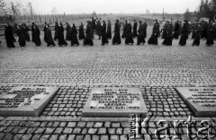1987, Oświęcim, Polska.
KL Auschwitz Birkenau. Tablice pamiątkowe przed Międzynarodowym Pomnikiem Ofiar Obozu. Zakonnice i księża.
Fot. Piotr Dylik, zbiory Ośrodka KARTA