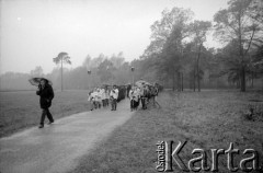 1988, Oświęcim, Polska.
KL Auschwitz Birkenau. Droga krzyżowa. Uczestnicy pielgrzymki na drodze.
Fot. Piotr Dylik, zbiory Ośrodka KARTA