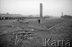 1988, Oświęcim, Polska.
KL Auschwitz Birkenau. Droga krzyżowa. Uczestnicy pielgrzymki. Pozostałości baraku. Komin. W głębi baraki.
Fot. Piotr Dylik, zbiory Ośrodka KARTA