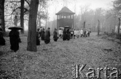 1988, Oświęcim, Polska.
KL Auschwitz Birkenau. Droga krzyżowa. Uczestnicy pielgrzymki. Ogrodzenie obozu. Wieża strażnicza.
Fot. Piotr Dylik, zbiory Ośrodka KARTA