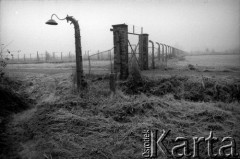 1988, Oświęcim, Polska.
KL Auschwitz Birkenau. Słup z reflektorem. Ogrodzenie obozu, fragment bramy.
Fot. Piotr Dylik, zbiory Ośrodka KARTA