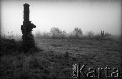 1988, Oświęcim, Polska.
KL Auschwitz Birkenau. Ruiny zabudowań obozowych. Kominy.
Fot. Piotr Dylik, zbiory Ośrodka KARTA