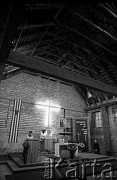 03.11.1985, Oświęcim, Polska.
Oświęcimska Droga Krzyżowa na terenie KL Auschwitz- Birkenau. Kończąca Drogę msza w kościele urządzonym w dawnej komendanturze SS.
Fot. Piotr Dylik, zbiory Ośrodka KARTA
