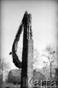 1985, Oświęcim, Polska.
KL Auschwitz Birkenau. Złamany słup ogrodzenia obozowego.
Fot. Piotr Dylik, zbiory Ośrodka KARTA
