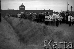 03.11.1985, Oświęcim, Polska.
Droga krzyżowa. Procesja wiernych. KL Auschwitz Birkenau. W głębi wartownia i brama główna.
Fot. Piotr Dylik, zbiory Ośrodka KARTA