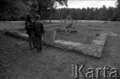 1986, Oświęcim, Polska.
KL Auschwitz Birkenau. Ruiny komory gazowej -  Biały Domek -  Bunkier nr 2. Gwiazda Dawida. Na zdjęciu kobieta i mężczyzna.
Fot. Piotr Dylik, zbiory Ośrodka KARTA