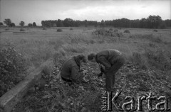 1986, Oświęcim, Polska.
KL Auschwitz Birkenau. Ruiny budynków obozowych. Magazyny zrabowanego mienia - tzw. Kanada. . Na zdjęciu kobieta i mężczyzna. 
Fot. Piotr Dylik, zbiory Ośrodka KARTA