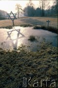 Lata 90-te, Brzezinka, Polska.
Teren byłego hitlerowskiego obozu zagłady Auschwitz-Birkenau.  
Fot. Piotr Dylik, zbiory Ośrodka KARTA