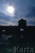 1990, Oświęcim, Polska.
KL Auschwitz Birkenau. Wartownia i brama główna.
Fot. Piotr Dylik, zbiory Ośrodka KARTA