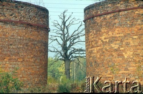 1990, Oświęcim, Polska.
KL Auschwitz Birkenau. Dwie okrągłe budowle z cegły. Zbiorniki.
Fot. Piotr Dylik, zbiory Ośrodka KARTA