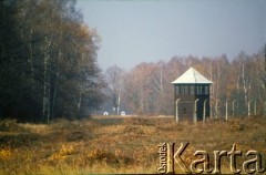 1990, Oświęcim, Polska.
KL Auschwitz Birkenau. Ogrodzenie obozu i wieża strażnicza. Z lewej las brzozowy.
Fot. Piotr Dylik, zbiory Ośrodka KARTA