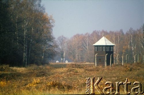 1990, Oświęcim, Polska.
KL Auschwitz Birkenau. Ogrodzenie obozu i wieża strażnicza. Z lewej las brzozowy.
Fot. Piotr Dylik, zbiory Ośrodka KARTA