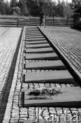 1990, Oświęcim, Polska.
KL Auschwitz Birkenau. Tablice pamiątkowe przed Międzynarodowym Pomnikiem Ofiar Obozu.
Fot. Piotr Dylik, zbiory Ośrodka KARTA