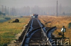1992, Oświęcim, Polska.
KL Auschwitz Birkenau. Tory kolejowe, bocznica obozowa. Na torach uczestnicy marszu żywych z flagą Izraela.
Fot. Piotr Dylik, zbiory Ośrodka KARTA