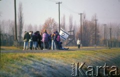 1992, Oświęcim, Polska.
KL Auschwitz Birkenau. Marsz żywych. Grupa z flagą Izraela.
Fot. Piotr Dylik, zbiory Ośrodka KARTA