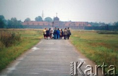 1992, Oświęcim, Polska.
Droga krzyżowa. KL Auschwitz Birkenau. W głębi brama obozowa. Z prawej ogrodzenie obozowe.
Fot. Piotr Dylik, zbiory Ośrodka KARTA