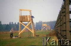 1992, Oświęcim, Polska.
KL Auschwitz Birkenau. Ogrodzenie obozowe. Budowa wieżyczek strażniczych.
Fot. Piotr Dylik, zbiory Ośrodka KARTA
