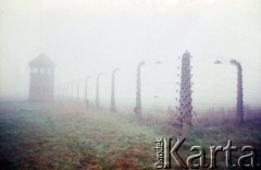 1991, Oświęcim, Polska.
KL Auschwitz Birkenau. Ogrodzenie obozu. Wieża strażnicza. Zdjęcie we mgle.
Fot. Piotr Dylik, zbiory Ośrodka KARTA