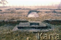 1991, Oświęcim, Polska.
KL Auschwitz Birkenau. Ruiny zabudowań obozowych. Ogrodzenie obozu.
Fot. Piotr Dylik, zbiory Ośrodka KARTA
