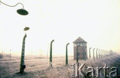 1991, Oświęcim, Polska.
KL Auschwitz Birkenau. Ogrodzenie obozowe. Wieża strażnicza. Lampa.
Fot. Piotr Dylik, zbiory Ośrodka KARTA