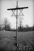 1991, Oświęcim, Polska.
KL Auschwitz Birkenau. Droga krzyżowa. Procesja wiernych. Krzyż i gwiazda Dawida. 
Fot. Piotr Dylik, zbiory Ośrodka KARTA