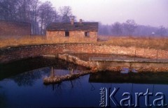 1990, Oświęcim, Polska.
KL Auschwitz Birkenau. Zrujnowany budynek. Zbiornik wodny.
Fot. Piotr Dylik, zbiory Ośrodka KARTA