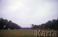 1990, Oświęcim, Polska.
KL Auschwitz Birkenau. Polana. Krzyże i gwiazdy Dawida. Z lewej i prawej drzewa.
Fot. Piotr Dylik, zbiory Ośrodka KARTA