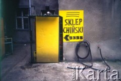Lata 90., brak miejsca, Polska.
Reklama sklepu chińskiego w podwórzu domu.
Fot. Piotr Dylik, zbiory Ośrodka KARTA