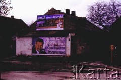 1995, Kraków, Polska.
Kampania wyborcza - wybory Prezydenta RP. Plakat wyborczy Aleksandra Kwaśniewskiego. Na plakacie dopisano sprayem nazwiska: Pyjas, Przemyk i Popiełuszko oraz napis 3 x TAK. Powyżej plakat reklamujący papierosy.
Fot. Piotr Dylik, zbiory Ośrodka KARTA