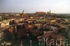 Lata 90., Kraków, Polska.
Panorama miasta. W oddali widoczny Wawel. Z lewej strony kościół parafialny p.w. Świętych Apostołów Piotra i Pawła.
Fot. Piotr Dylik, zbiory Ośrodka KARTA