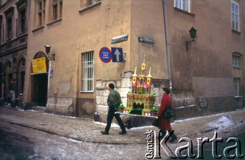 Lata 90., Kraków, Polska.
Róg ulic św. Krzyża i Mikołajskiej. Dwie osoby niosą szopkę.
Fot. Piotr Dylik, zbiory Ośrodka KARTA