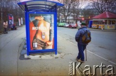Lata 90., Kraków, Polska.
Przystanek autobusowy przy ul. Senatorskiej. Plakat reklamowy telefonów komórkowych Motorola. Obok mężczyzna z laską.
Fot. Piotr Dylik, zbiory Ośrodka KARTA