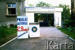 Lata 90., Kraków, Polska.
Sklep AGD. Reklama pralek automatycznych.
Fot. Piotr Dylik, zbiory Ośrodka KARTA