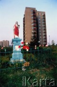 Lata 90., Kraków, Polska.
Figura Chrystusa. W tle blok mieszkalny wielkopłytowy.
Fot. Piotr Dylik, zbiory Ośrodka KARTA