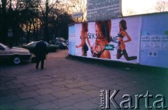 Lata 90., Kraków, Polska.
Plakat reklamowy. Na plakacie napis sprayem przeciw seksizmowi.
Fot. Piotr Dylik, zbiory Ośrodka KARTA