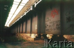 Lata 90., Kraków, Polska.
Napis na moście.
Fot. Piotr Dylik, zbiory Ośrodka KARTA