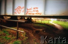 Lata 90., Kraków, Polska.
Napis na moście.
Fot. Piotr Dylik, zbiory Ośrodka KARTA