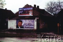 1995, Kraków, Polska.
Kampania wyborcza - wybory Prezydenta RP. Plakat wyborczy Aleksandra Kwaśniewskiego. Na plakacie dopisano sprayem nazwiska: Pyjas, Przemyk i Popiełuszko oraz napis 3 x TAK. Powyżej plakat reklamujący papierosy.
Fot. Piotr Dylik, zbiory Ośrodka KARTA