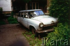 Lata 90., Kraków, Polska.
Podwórko. Samochód Wołga kombi.
Fot. Piotr Dylik, zbiory Ośrodka KARTA
