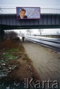 1995, Kraków, Polska.
Kampania wyborcza - wybory Prezydenta RP. Plakat wyborczy Aleksandra Kwaśniewskiego. Most nad Wisłą.
Fot. Piotr Dylik, zbiory Ośrodka KARTA