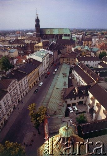 Lata 90., Kraków, Polska.
Ulica Stolarska. Panorama miasta. Bazylika Mariacka. Z prawej klasztor Dominikanów.
Fot. Piotr Dylik, zbiory Ośrodka KARTA